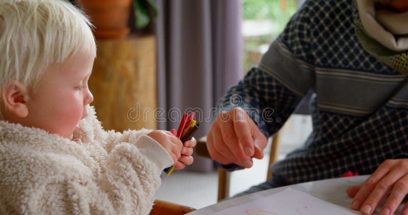 Père enseignant sa fille à dessiner à la maison 4k clips vidéos