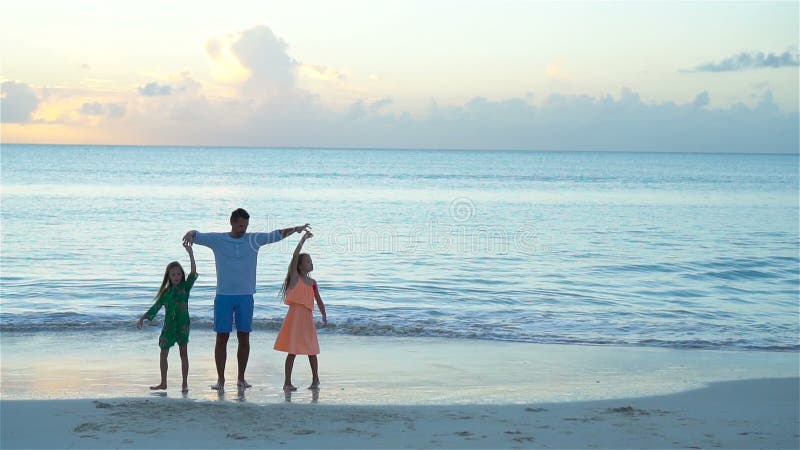 Père et enfants appréciant des vacances tropicales d'été de plage Mouvement lent clips vidéos
