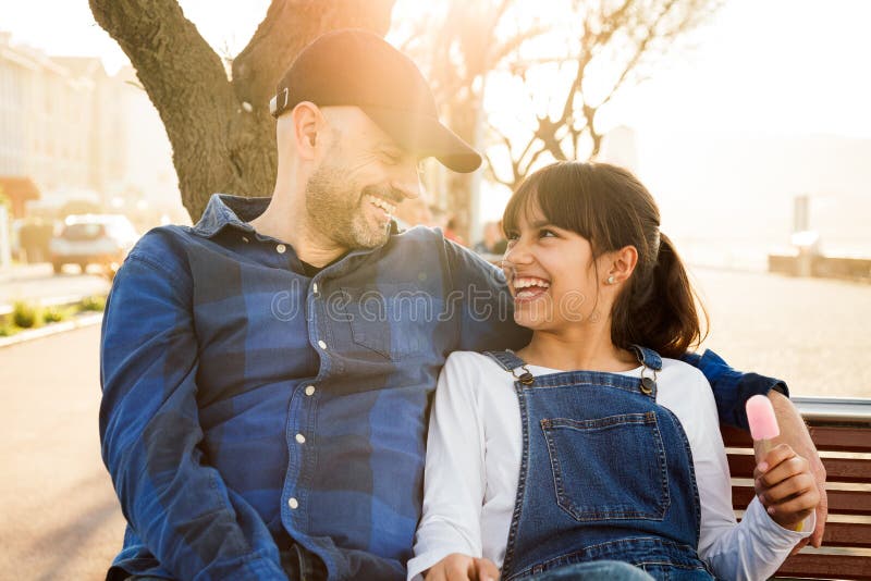 Père et fille ayant l'amusement dans un jour ensoleillé photographie stock libre de droits Père et fille ayant l'amusement dans un jour ensoleillé photographie stock libre de droits