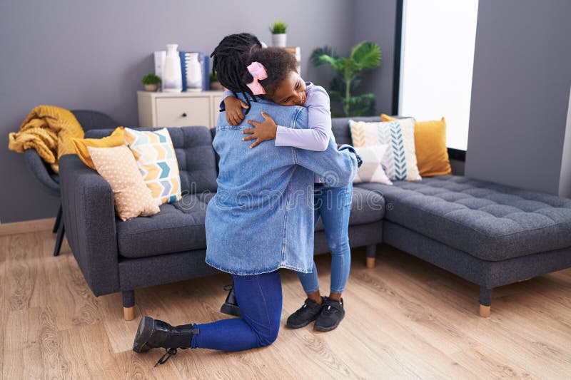 Père et fille se serrant les coudes debout à la maison photos libres de droits