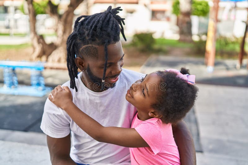 Père et fille souriant confiant s'embrassant au parc photographie stock
