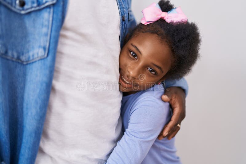Père et fille souriant confiant s'embrassant sur fond blanc isolé image stock