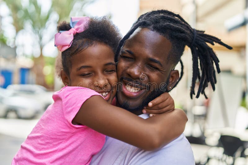 Père et fille souriant confiant se serrant dans la rue photo libre de droits