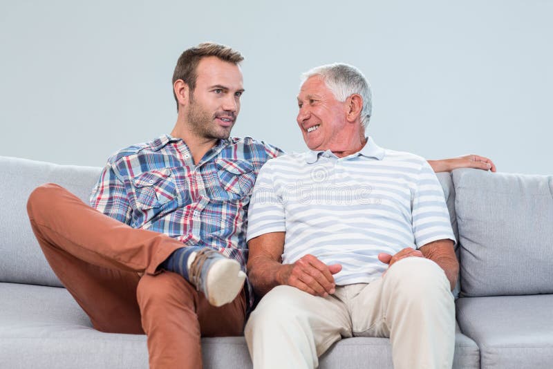 Père et fils agissant l'un sur l'autre les uns avec les autres image stock Père et fils agissant l'un sur l'autre les uns avec les autres image stock