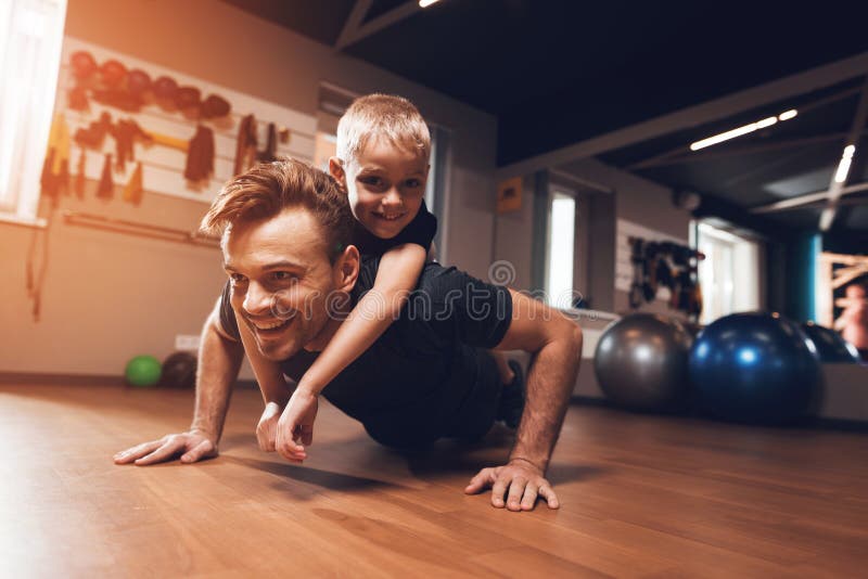 Père et fils dans le gymnase Le père et le fils passent le temps ensemble et mènent un mode de vie sain photo stock Père et fils dans le gymnase Le père et le fils passent le temps ensemble et mènent un mode de vie sain photo stock