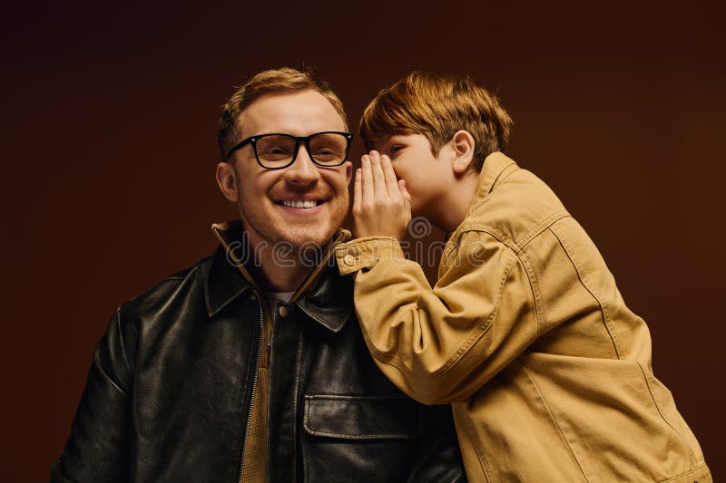 Père et fils partagent une joie photographie stock