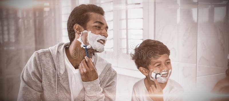 Père et fils rasant ensemble images stock Père et fils rasant ensemble images stock