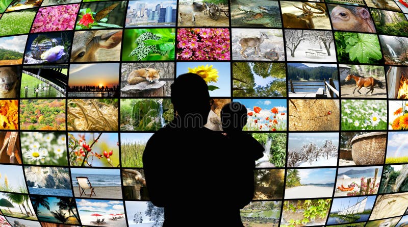 Père et fils regardant des écrans de TV photos stock Père et fils regardant des écrans de TV photos stock