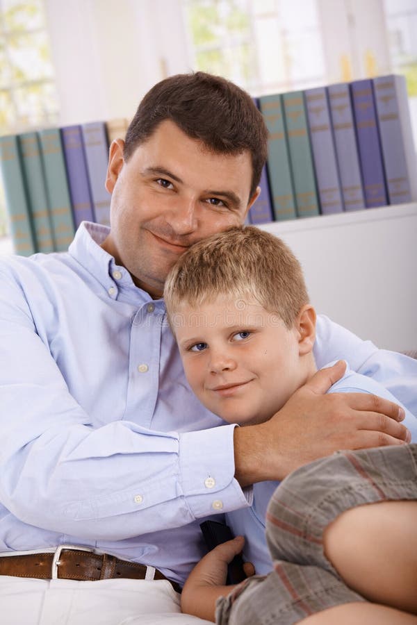 Père et fils étreignant le sourire photographie stock Père et fils étreignant le sourire photographie stock