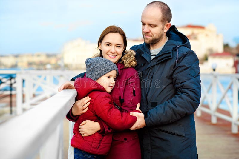 Père et mère avec sa marche de fils extérieure Enfant étreignant le papa Concept d'amour de famille Ressort photo libre de droits Père et mère avec sa marche de fils extérieure Enfant étreignant le papa Concept d'amour de famille Ressort photo libre de droits