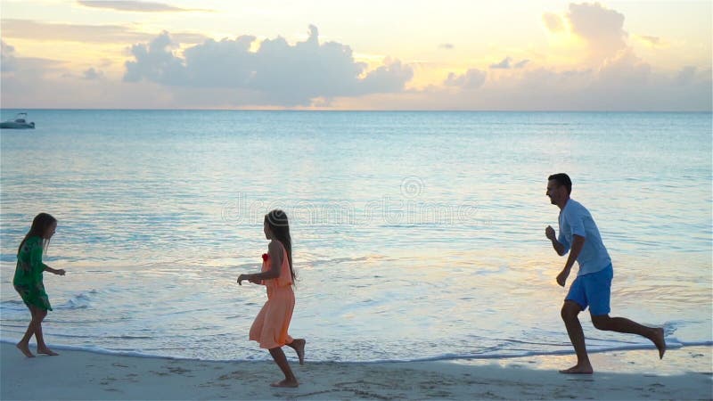Père et petites filles appréciant des vacances tropicales d'été de plage Mouvement lent clips vidéos