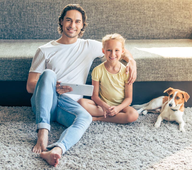 Père, fille et chien photo libre de droits Père, fille et chien photo libre de droits
