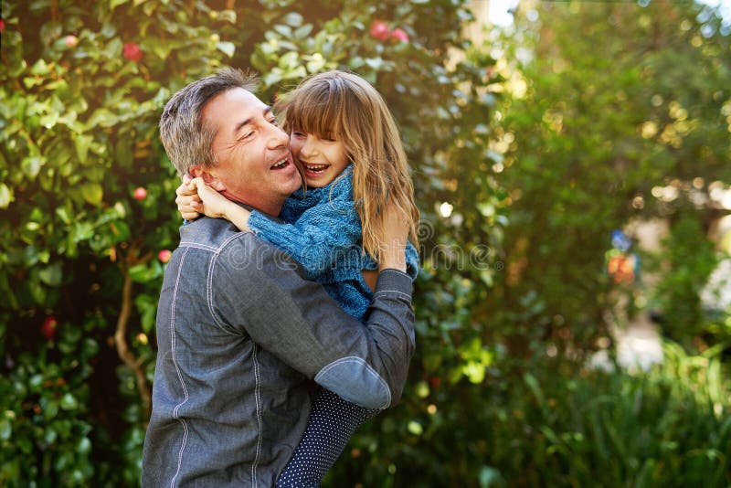 Père fille et embrasser dans la nature extérieure rire et jouer ensemble pour se lier dans la cour. papa fille et embrasser images libres de droits