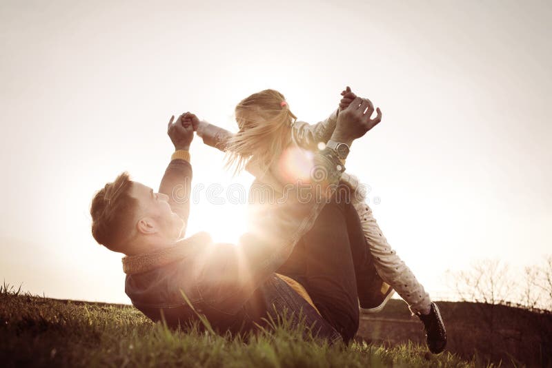 Père heureux avec sa fille extérieure photos libres de droits Père heureux avec sa fille extérieure photos libres de droits
