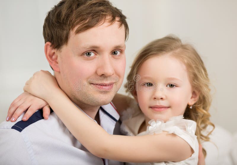 Père heureux avec sa petite princesse photographie stock libre de droits Père heureux avec sa petite princesse photographie stock libre de droits
