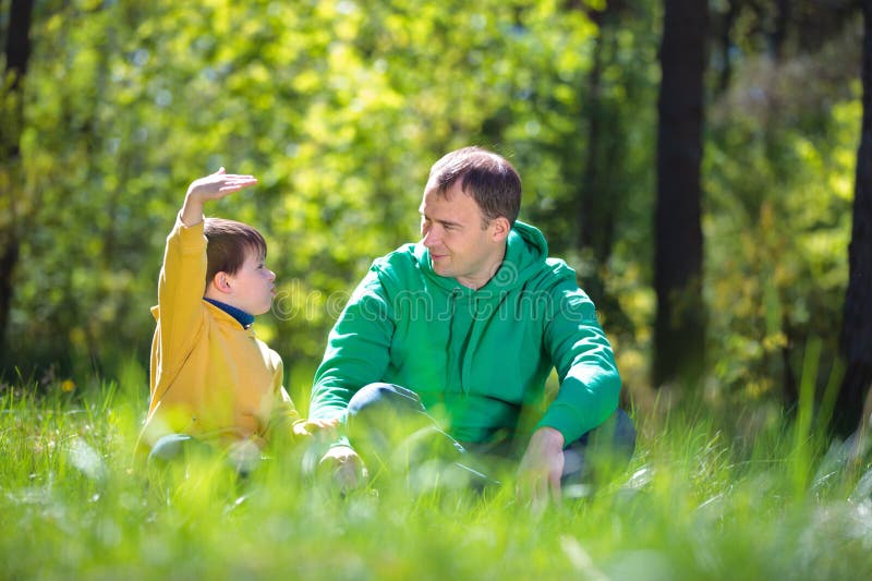 Père heureux avec son petit fils dehors photo stock Père heureux avec son petit fils dehors photo stock