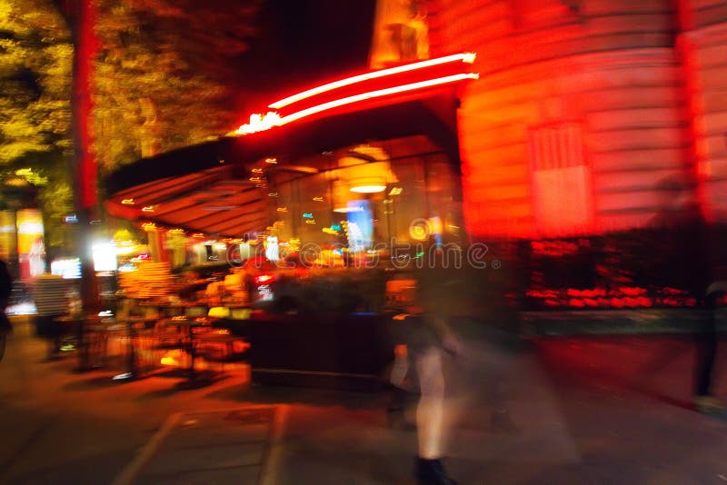 Pé branco misterioso e café parisiense maravilhoso iluminados com lightsÑŽ vermelho imagens de stock Pé branco misterioso e café parisiense maravilhoso iluminados com lightsÑŽ vermelho imagens de stock
