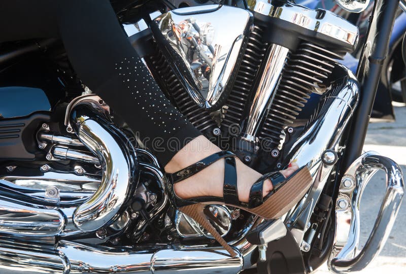 Pé das mulheres em um motor da motocicleta imagem de stock Pé das mulheres em um motor da motocicleta imagem de stock
