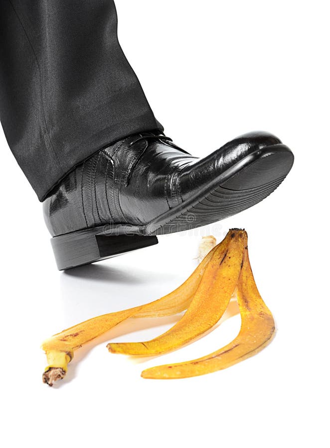 Pé do homem de negócios em uma casca da banana fotografia de stock royalty free Pé do homem de negócios em uma casca da banana fotografia de stock royalty free