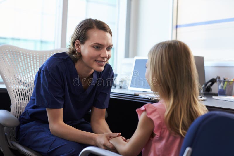 Pédiatre Talking To Child dans l'hôpital images stock Pédiatre Talking To Child dans l'hôpital images stock