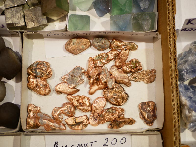 Pépites naturelles de cuivre et d'autres minerais images libres de droits Pépites naturelles de cuivre et d'autres minerais images libres de droits