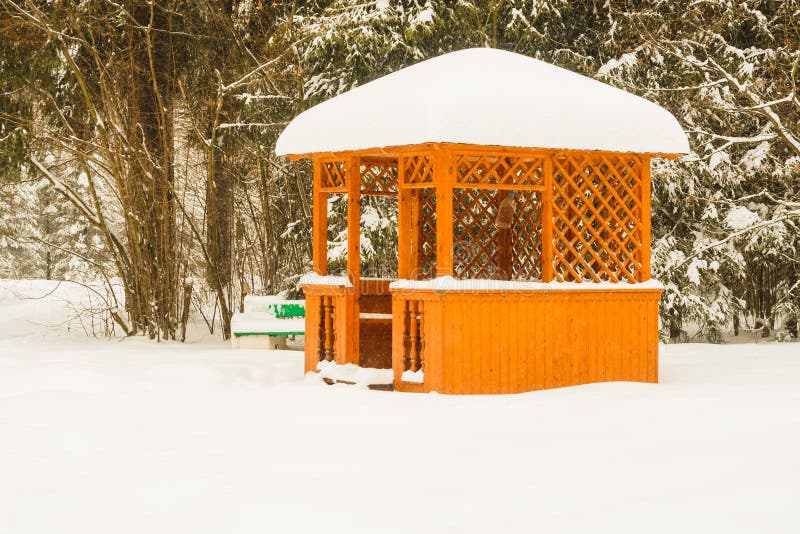 Pérgola nevada en el parque hermoso del invierno fotos de archivo libres de regalías Pérgola nevada en el parque hermoso del invierno fotos de archivo libres de regalías