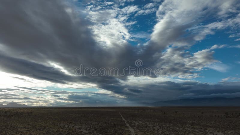 Période aérienne de nuages dramatiques sur un paysage rural au coucher du soleil banque de vidéos