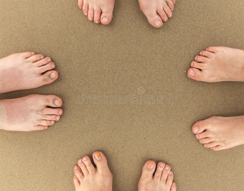 Pés da família de quatro pessoas na praia imagens de stock royalty free Pés da família de quatro pessoas na praia imagens de stock royalty free