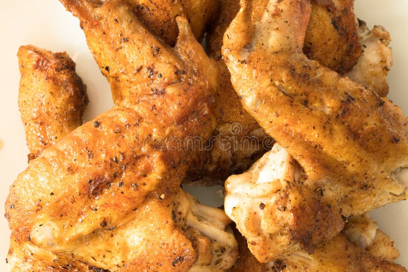 pés de frango frito quentes e friáveis isolados no fundo branco imagem de stock pés de frango frito quentes e friáveis isolados no fundo branco imagem de stock