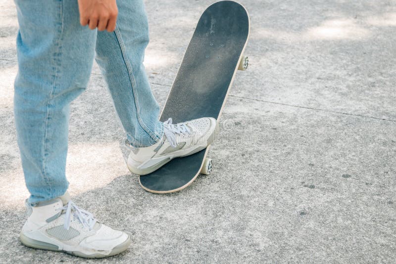 Pés de jovem com skate foto de stock