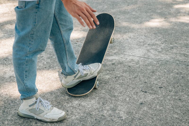 Pés de jovem com skate fotografia de stock royalty free