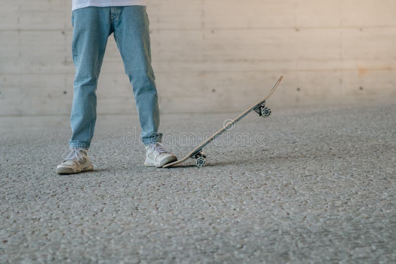 Pés de jovem com skate imagem de stock