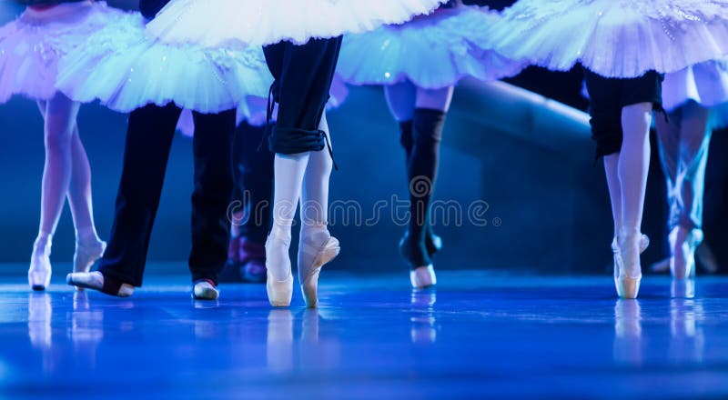 Pernas de bailarinas no palco durante o ensaio do ballet imagem de stock royalty free
