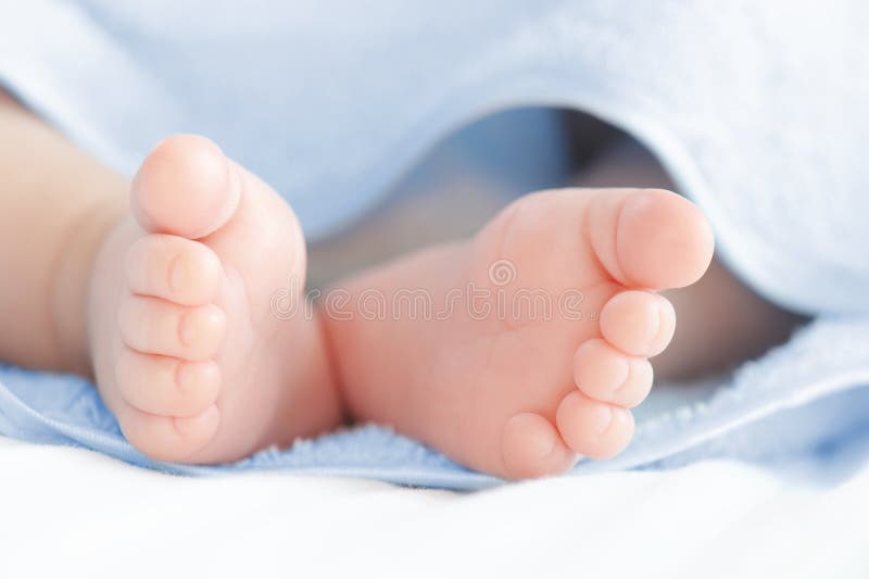 Pernas do bebé foto de stock