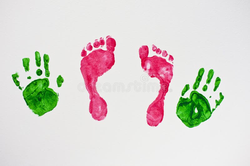 Pequenos pés e mãos de bebé fotos de stock