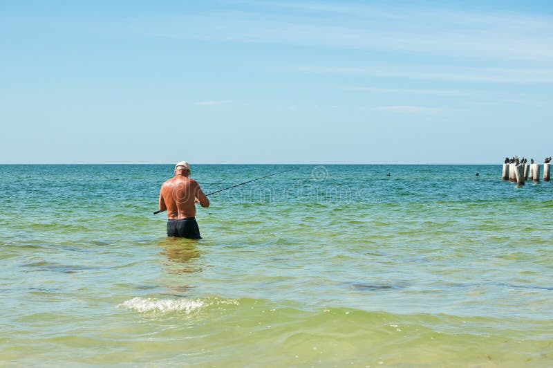 Pêche au surfcasting masculine supérieure images stock Pêche au surfcasting masculine supérieure images stock