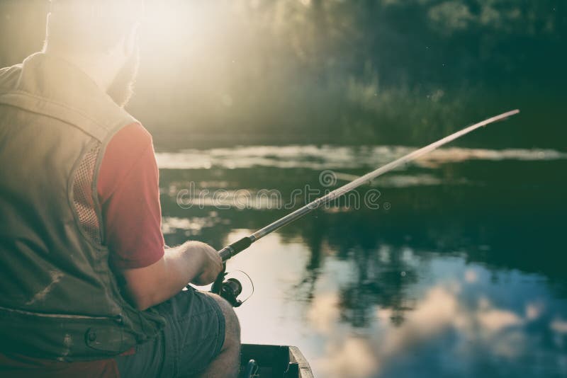 pêche d'homme avec un bel avant de lever de soleil il photo stock pêche d'homme avec un bel avant de lever de soleil il photo stock