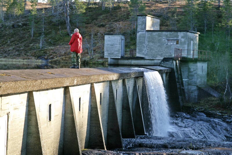 Pêche d'homme sur un barrage images libres de droits Pêche d'homme sur un barrage images libres de droits