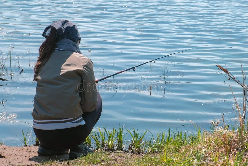 Pêche de femme sur l'étang une journée de printemps chaude photos stock Pêche de femme sur l'étang une journée de printemps chaude photos stock