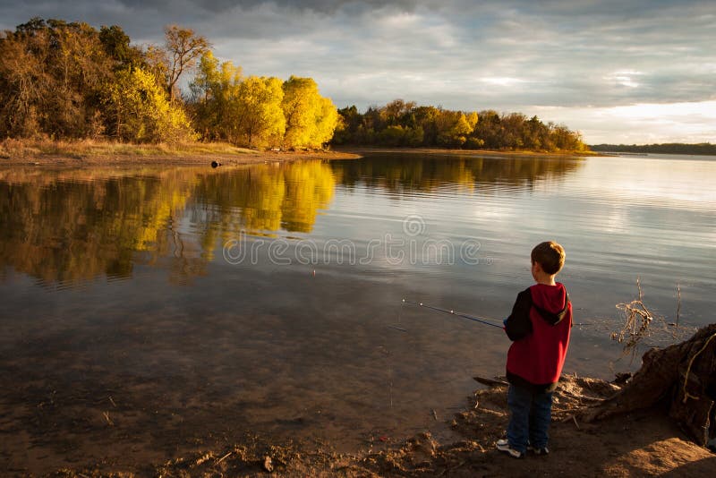 Pêche de garçon sur Ray Roberts Lake, le Texas photographie stock libre de droits Pêche de garçon sur Ray Roberts Lake, le Texas photographie stock libre de droits