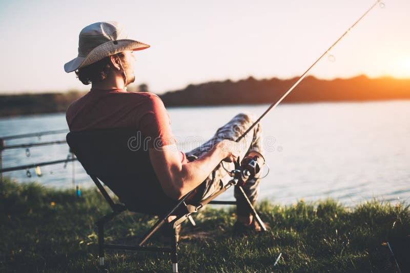 Pêche de jeune homme à l'étang et au passe-temps de apprécier images stock Pêche de jeune homme à l'étang et au passe-temps de apprécier images stock