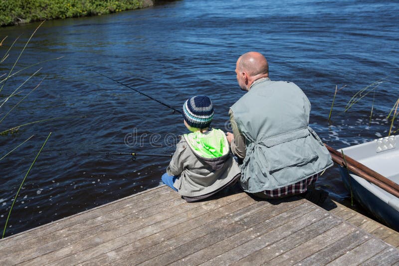 Pêche heureuse d'homme avec son fils images libres de droits Pêche heureuse d'homme avec son fils images libres de droits