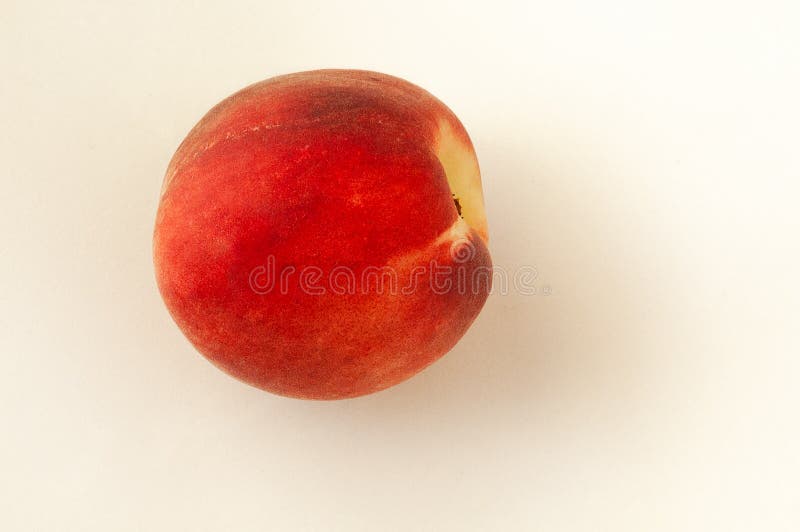 Pêche juteuse simple fraîche d'isolement sur le fond blanc Fruit orange Concept de fruit d'?t? Plan rapproch? photos stock Pêche juteuse simple fraîche d'isolement sur le fond blanc Fruit orange Concept de fruit d'?t? Plan rapproch? photos stock