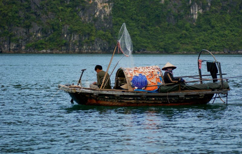 Pêche vietnamienne de famille image stock Pêche vietnamienne de famille image stock