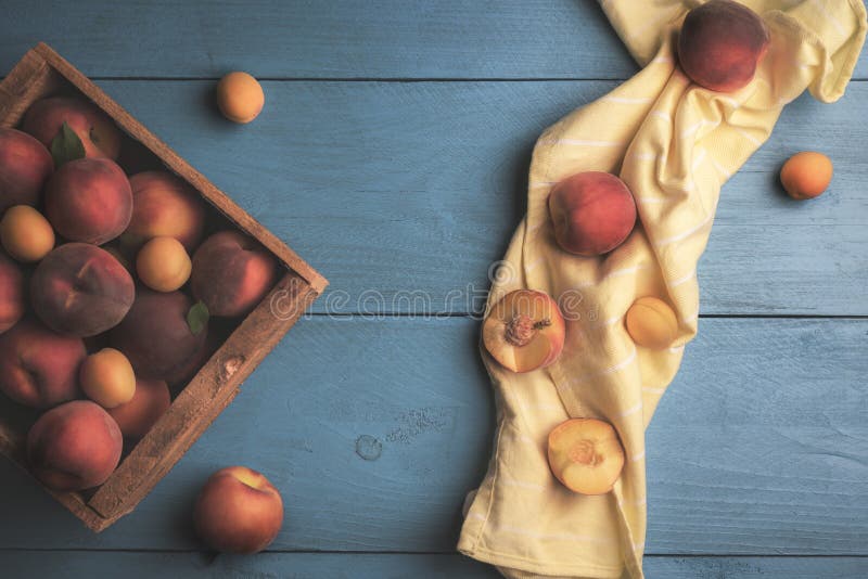 Pêches et abricots frais dans la boîte en bois image stock Pêches et abricots frais dans la boîte en bois image stock