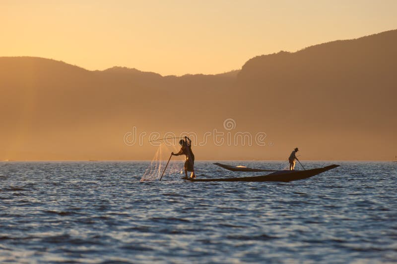 Pêcheurs au lac Inle, Myanmar photos stock Pêcheurs au lac Inle, Myanmar photos stock