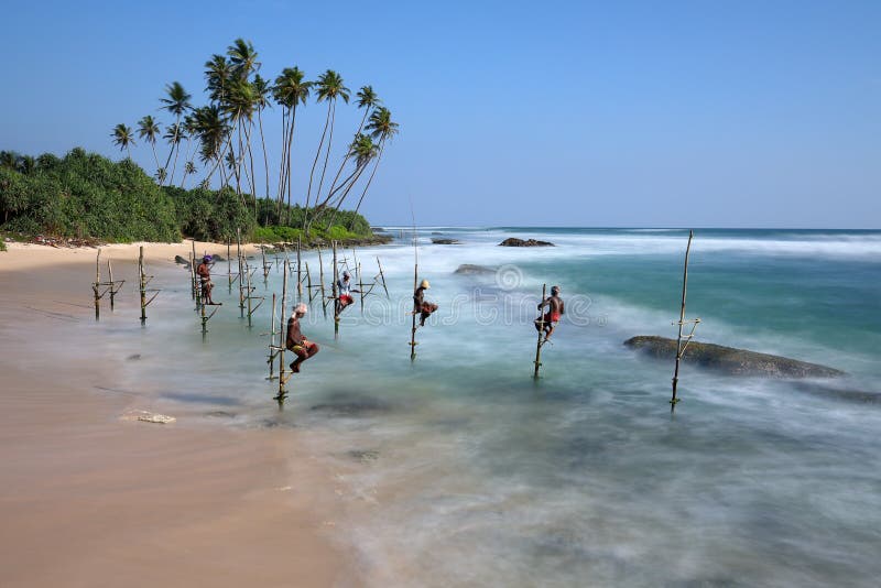 Pêcheurs d'échasse de Sri Lanka sur la plage de Koggala photo stock Pêcheurs d'échasse de Sri Lanka sur la plage de Koggala photo stock