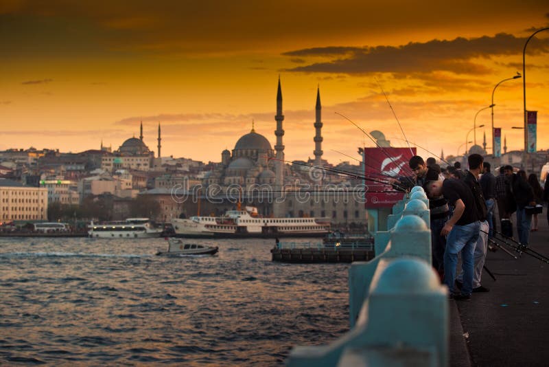 Pêcheurs sur le pont de Galata à Istanbul image stock Pêcheurs sur le pont de Galata à Istanbul image stock