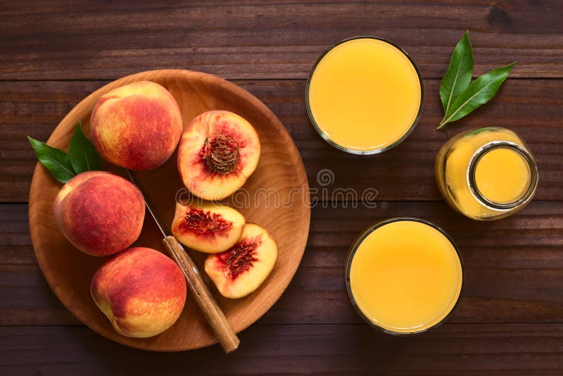 Pêssegos e suco maduros frescos do pêssego foto de stock Pêssegos e suco maduros frescos do pêssego foto de stock