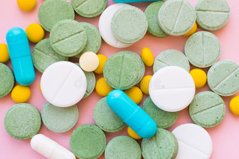 Píldoras del opiáceo Concepto de la tenencia ilícita de la epidemia y de drogas del opiáceo diferente imagenes de archivo Píldoras del opiáceo Concepto de la tenencia ilícita de la epidemia y de drogas del opiáceo diferente imagenes de archivo